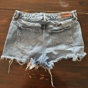 Wrangler High Rise Vintage 3 in Shorts Light Wash Distressed Women’s Size 8/29